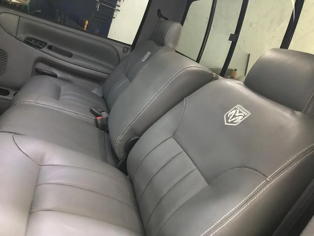 Trabalho de tapeçaria realizado - P. Roberto Auto Capas Santos